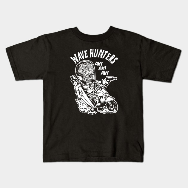 WAVE HUNTERS - Alien surfer Kids T-Shirt by paoloravera80